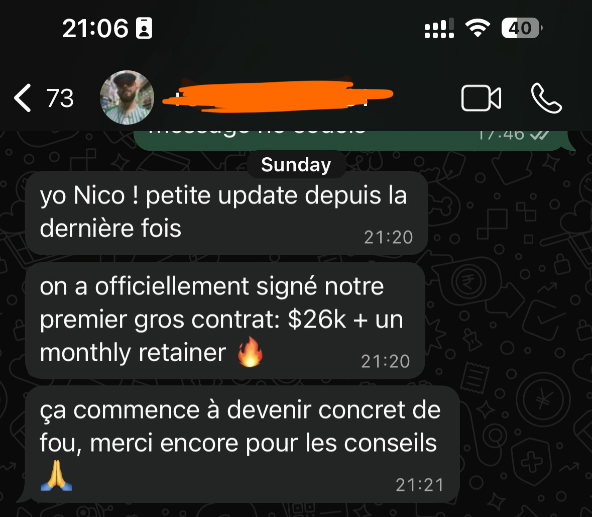 Message WhatsApp annonçant un contrat de 26 000 dollars et un accompagnement mensuel